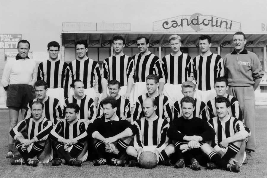 L'Udinese del 1954-1955 che, durante l'estate, passò in poche settimane dallo storico secondo posto in Serie A alla retrocessione d'ufficio tra i cadetti